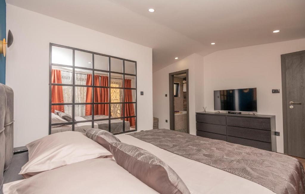 2 Bedroom Cozy Home In Biorine photo 2