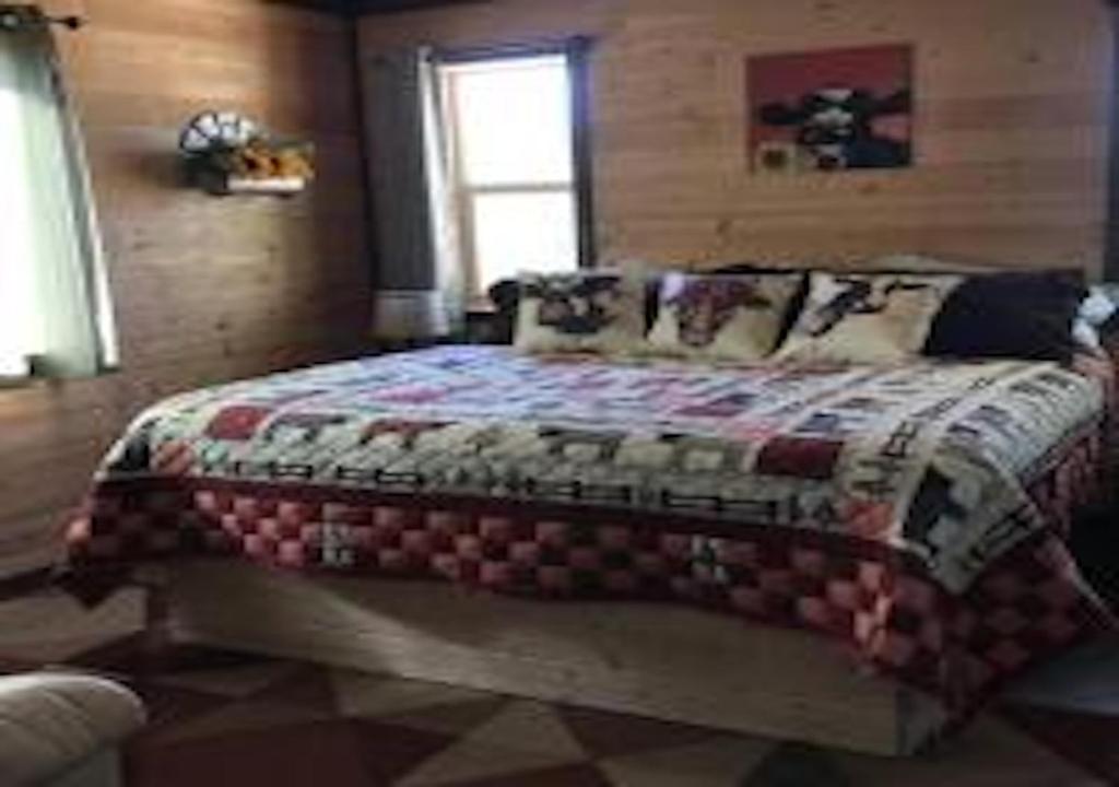 Farm House Cabin, Patio, TV Room, Games, BBQ, Campfire image