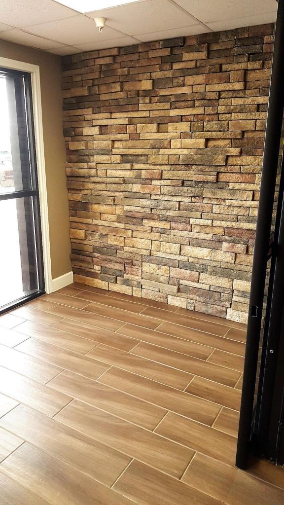 Red Roof Inn & Suites Houston – Humble/IAH Airport photo 2
