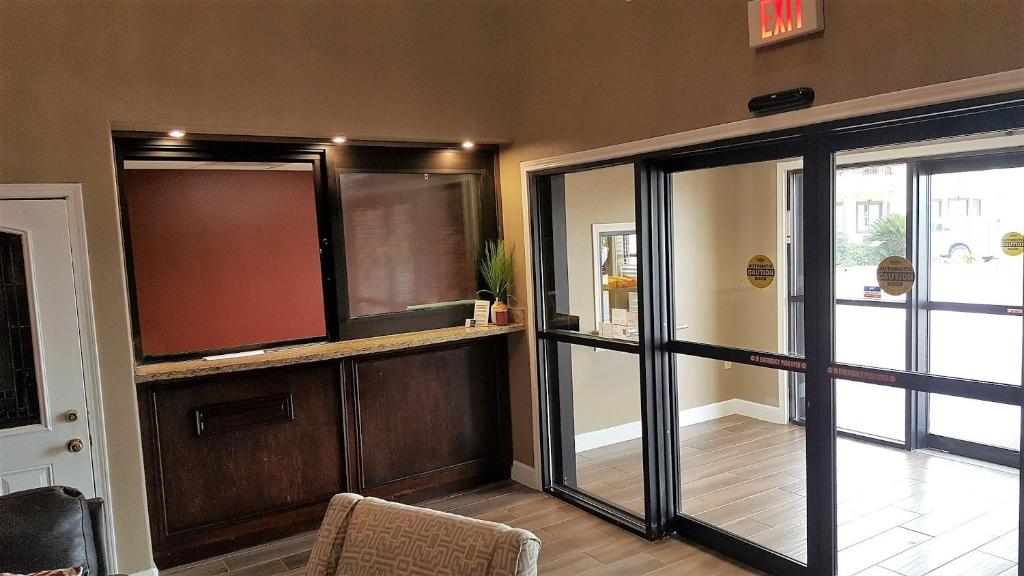 Red Roof Inn & Suites Houston – Humble/IAH Airport photo 3