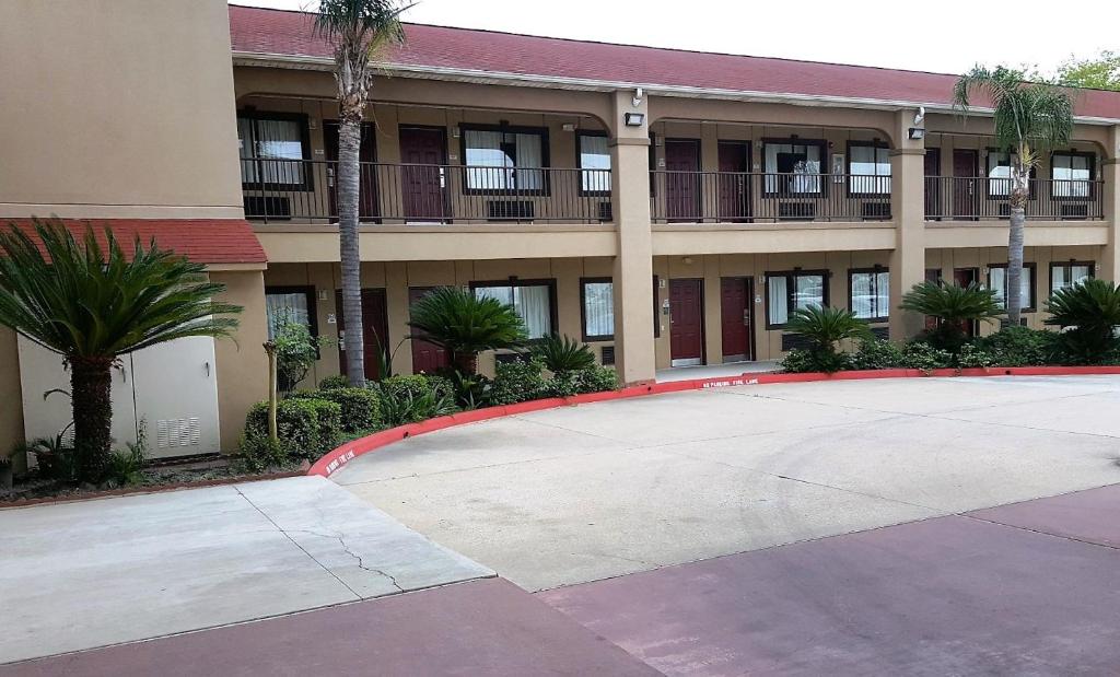 Red Roof Inn & Suites Houston – Humble/IAH Airport photo 1