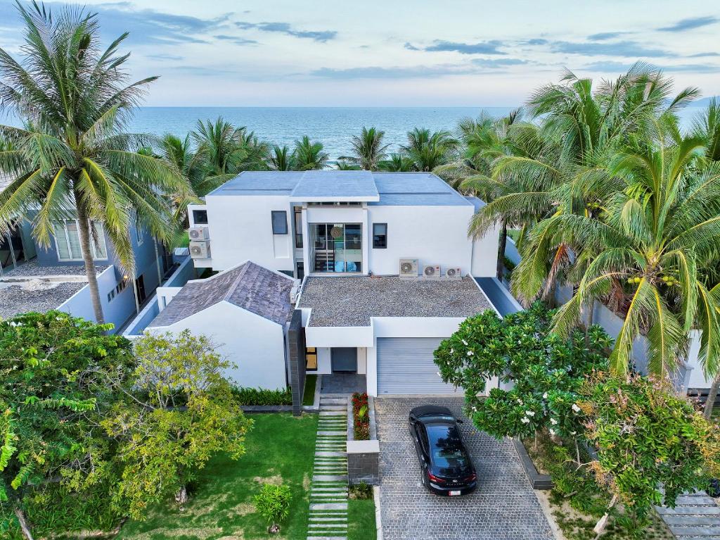 Dreamy Villas And Resort Along The Beach