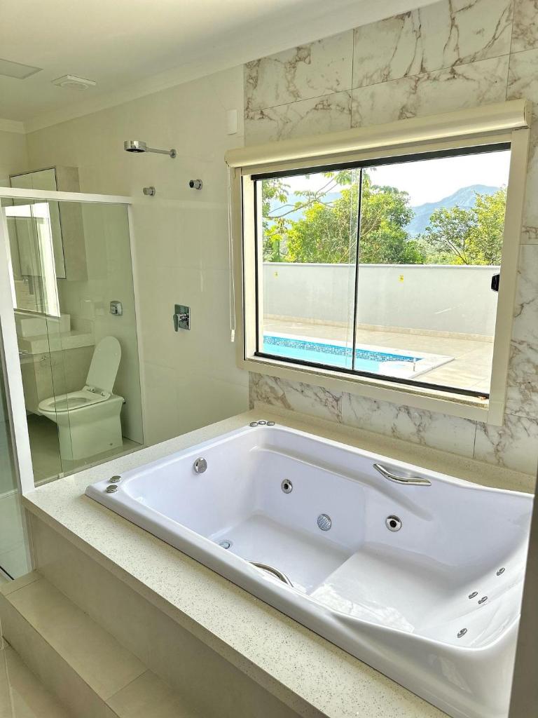 Casa luxuosa com piscina e hidromassagem!