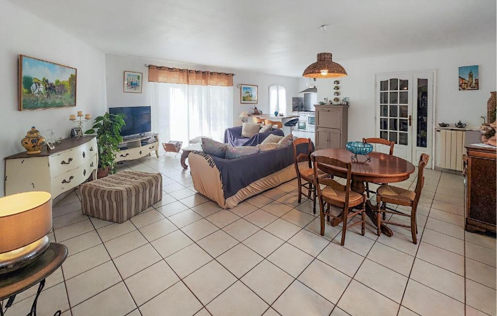 3 Bedroom Lovely Home In Caux photo 2