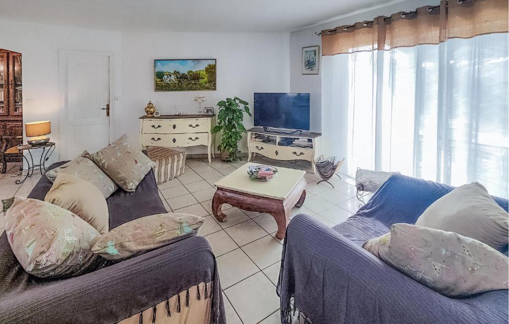 3 Bedroom Lovely Home In Caux photo 3