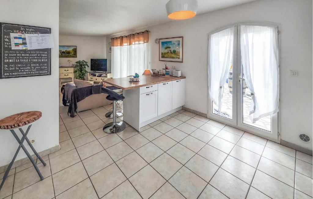 3 Bedroom Lovely Home In Caux photo 4