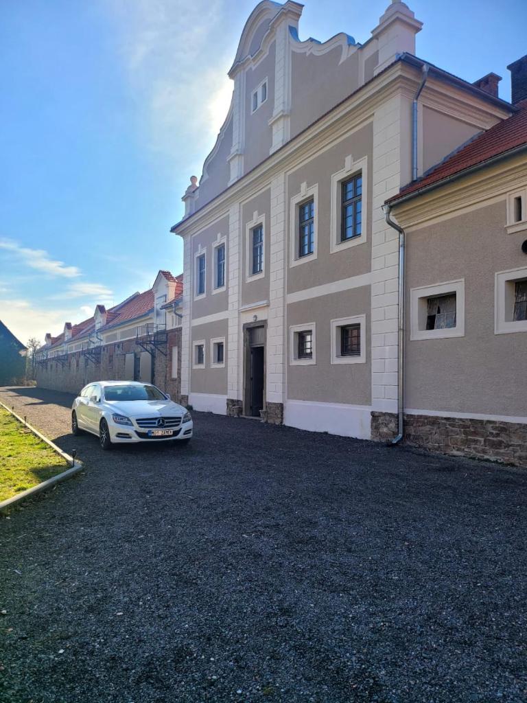 Chateau Moravany - apartmány, teepee a wellness photo 1