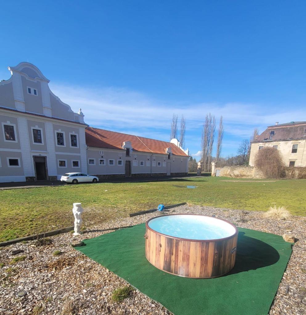 Chateau Moravany - apartmány, teepee a wellness photo 2
