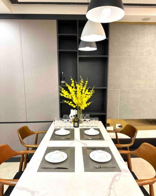 Spacious/3BR/Lakeview/Highrise