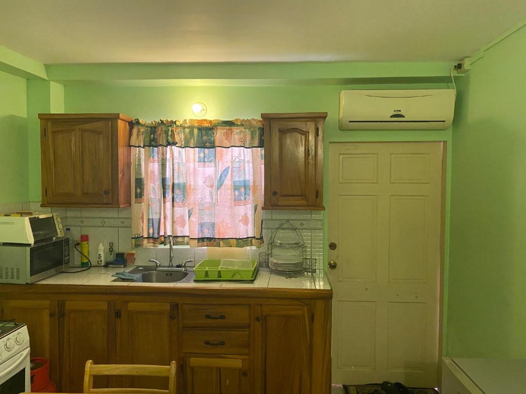 Runway Inn photo 3
