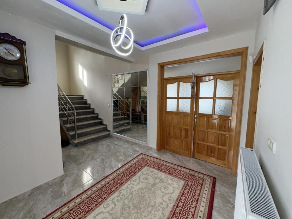 MET house photo 2