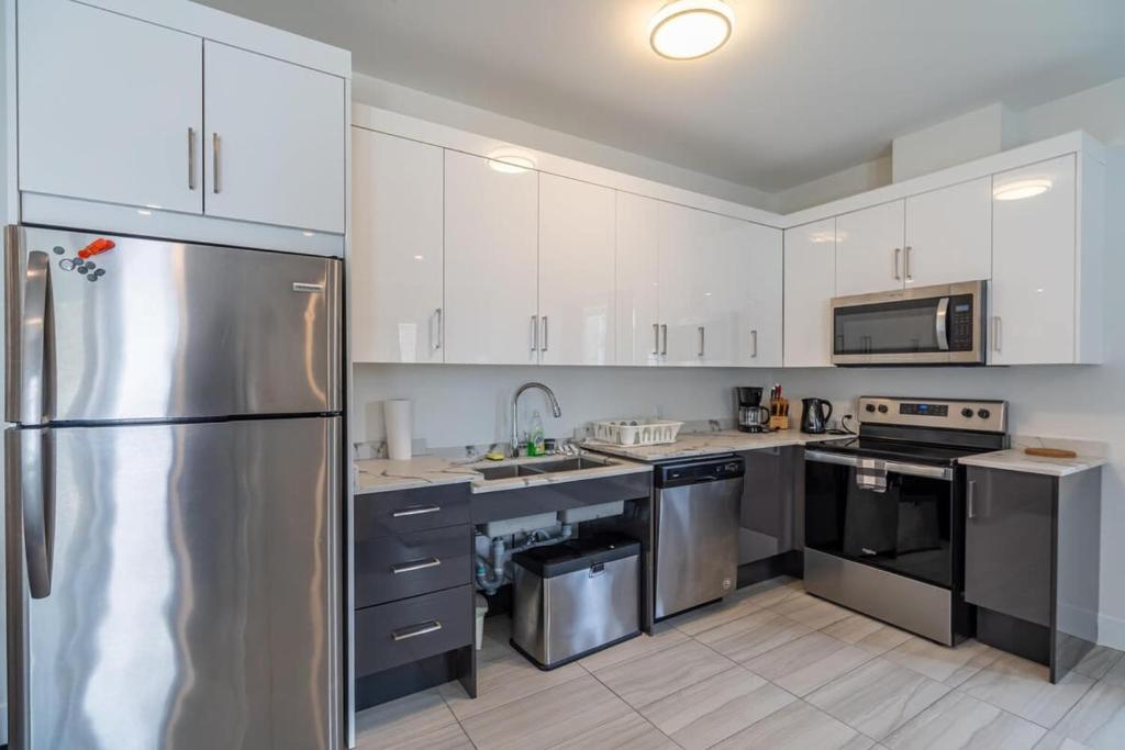 Spacious & Stylish Apt #1 with AC photo 2