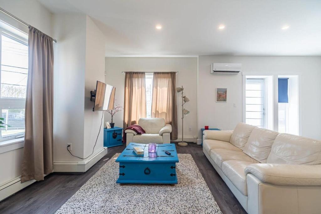 Spacious & Stylish Apt #1 with AC photo 3