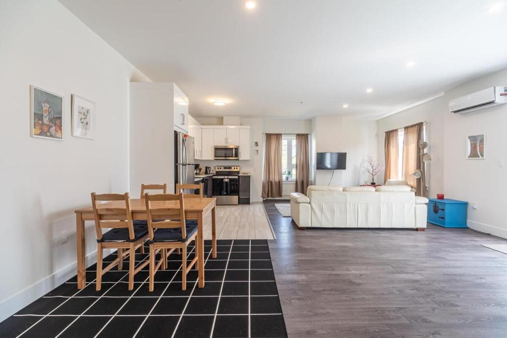 Spacious & Stylish Apt #1 with AC photo 4