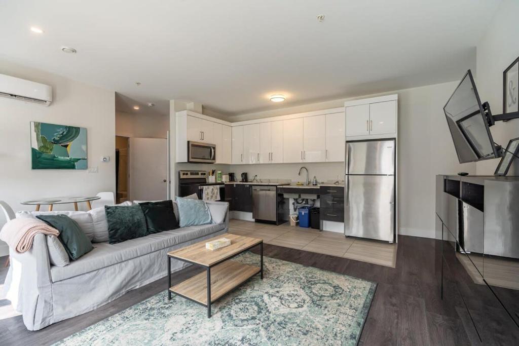 Sophisticated Apt #3 with AC photo 3