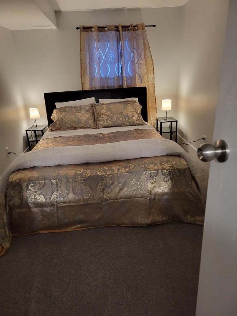 Private Family Hideaway or Business Travel in Edmonton photo 2