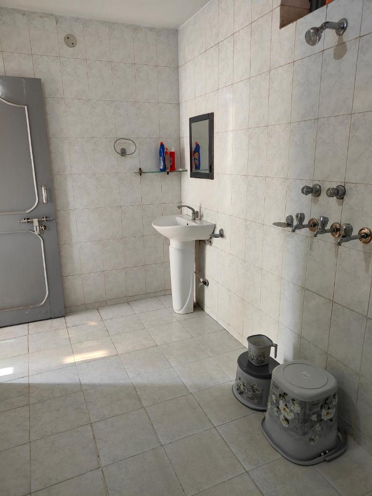 Shantiniketan 2 BHK Homestay in Ayodhya photo 4