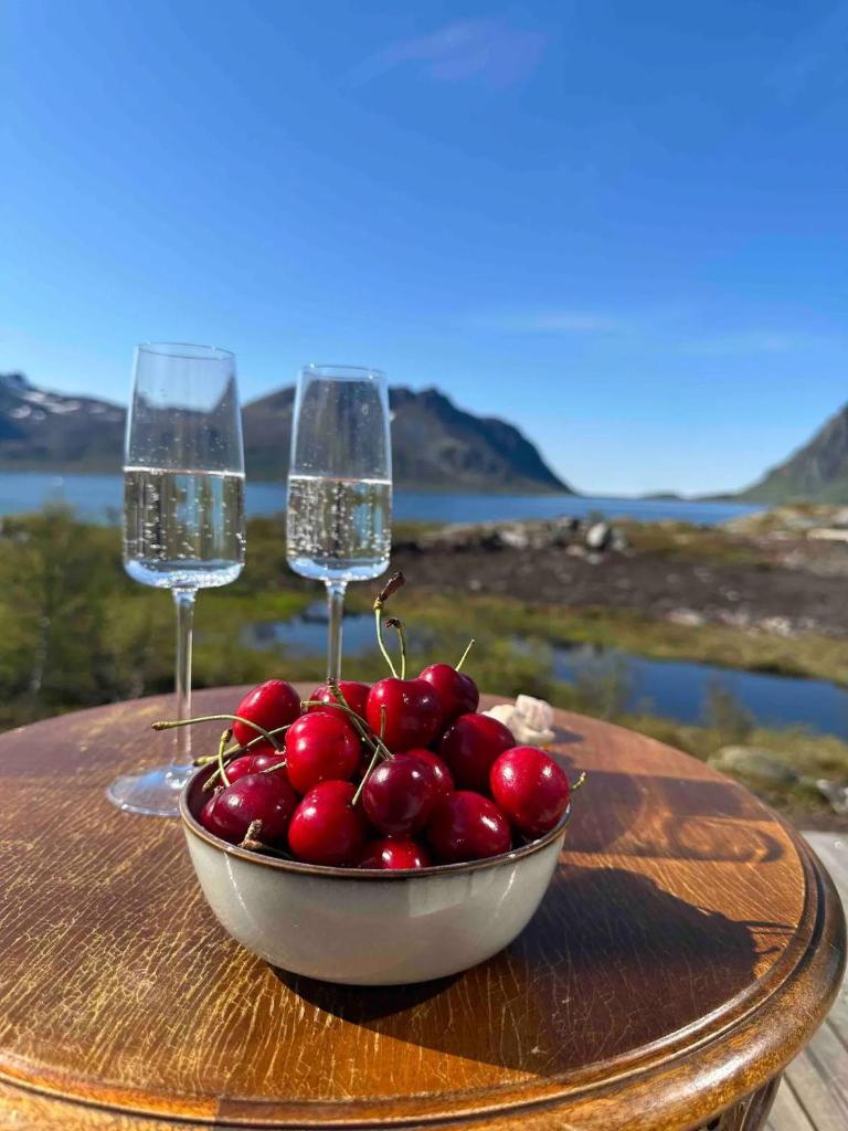 Designhytte med jacuzzi sentralt i Lofoten photo 3