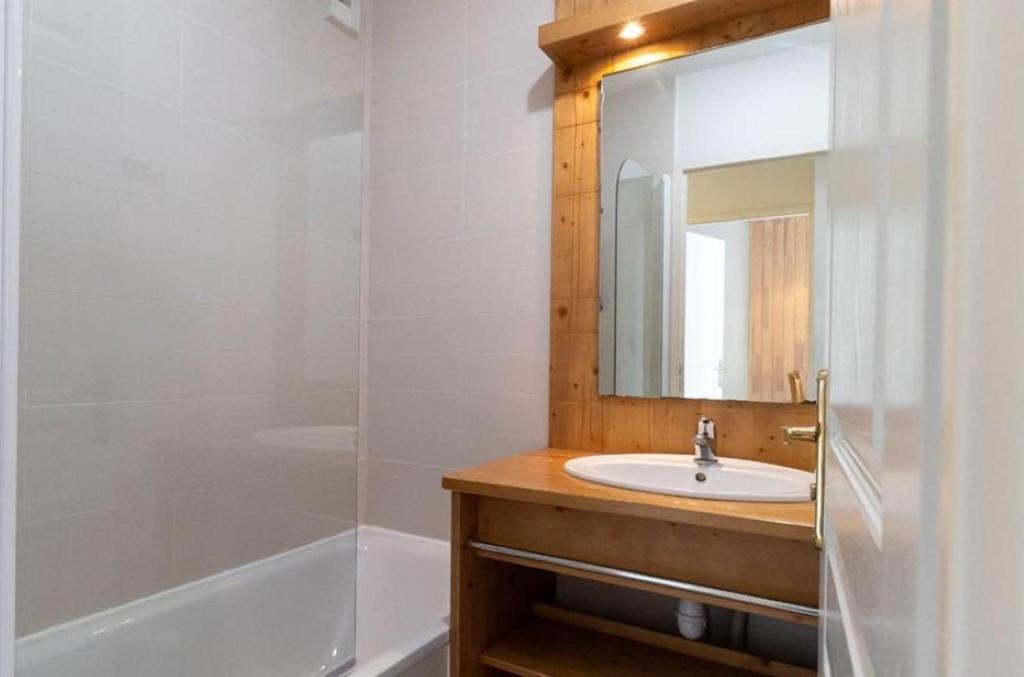 APT T2 4 COUCHAGES dans RES. 4 * - BALCONS des AIRELLES (1800) coeur de station photo 3