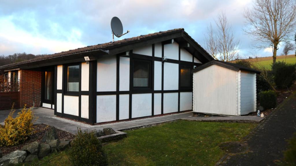 Ferienhaus Henneseeblick - Lake - View - Terrace - Hils - Wood - WIFI photo 1