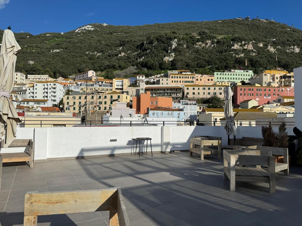 Sleek Oasis in the Heart of Gibraltar - Sleeps 6 photo 4