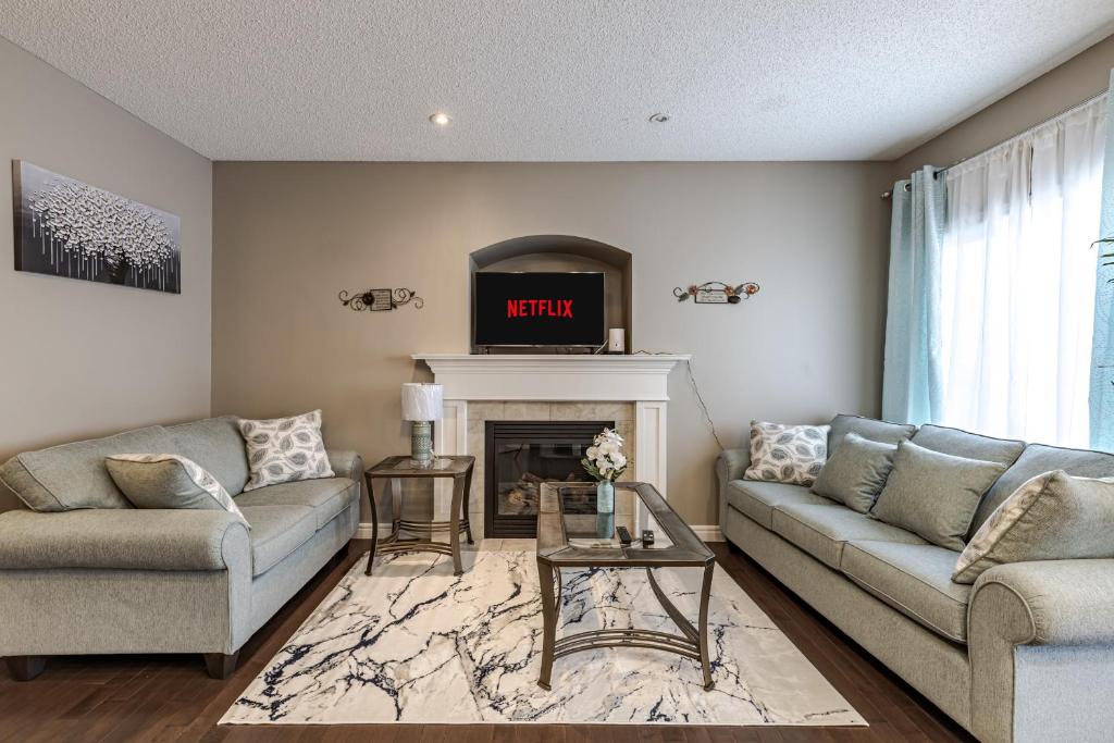 Lux-Home in Allard SW Edmonton photo 2