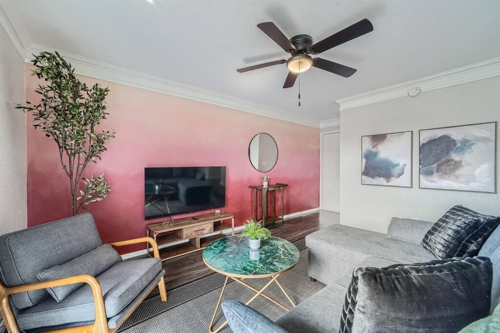 Your Modern 2B Getaway - W/D, Pool, Prkg - 10min to DTWN image