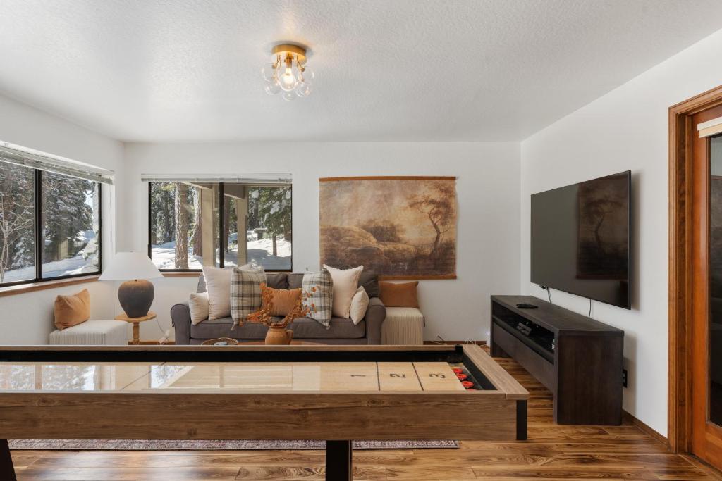 'The Pinecrest Retreat' - Spacious 5BR House in Tahoe with Hot Tub, Large Covered Deck, and Views photo 3