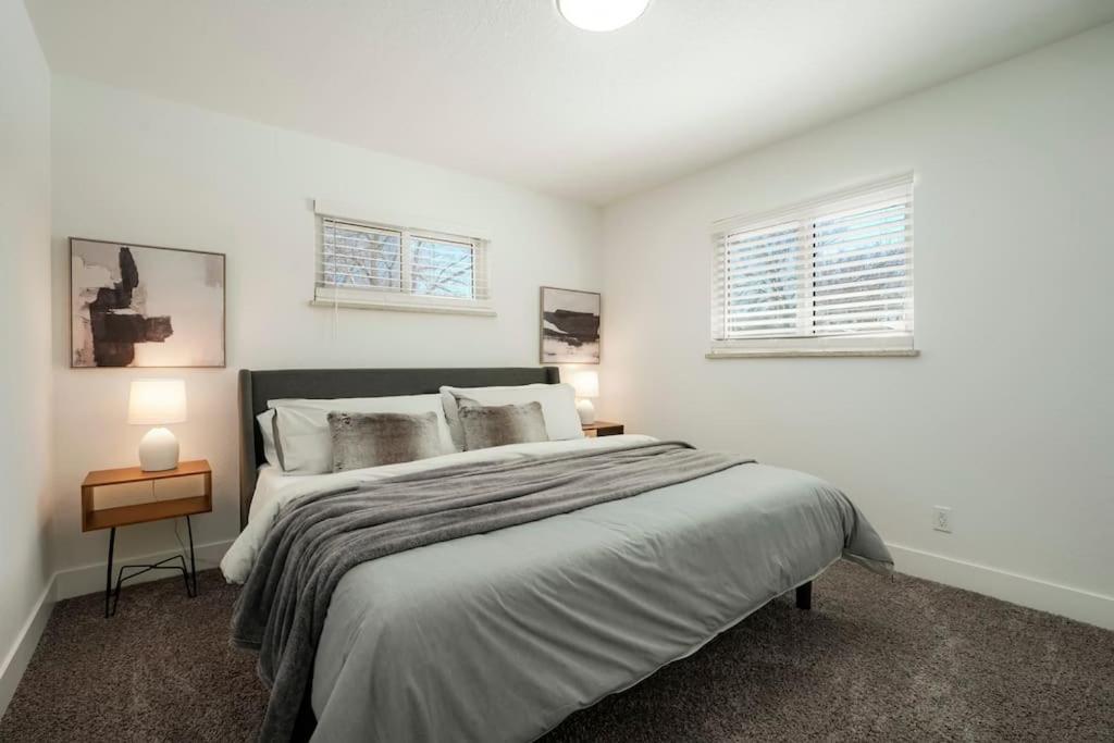 5-Bedrooms! Stylish and Modern Home, Pets Welcome! photo 2