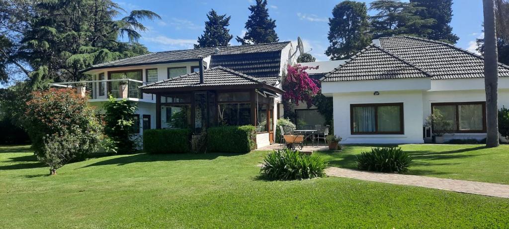 HERMOSA CASA EN BARRIO CERRADO, A 30 KM DE LA CIUDAD DE BUENOS AIRES Y 10 KM. DEL AEROPUERTO INTERNACIONAL DE EZEIZA photo 1