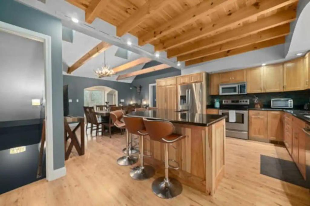 The Triple L Luxury Lakefront Lodge with Private Dock photo 4