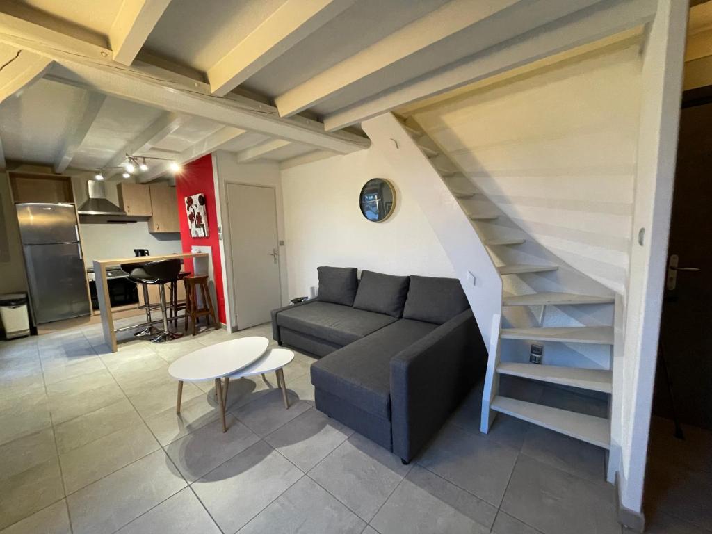 FATHALA - appartement lumineux en dernier étage - face à la gare routière photo 2
