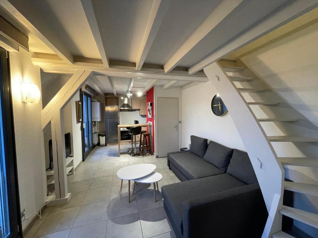 FATHALA - appartement lumineux en dernier étage - face à la gare routière photo 4