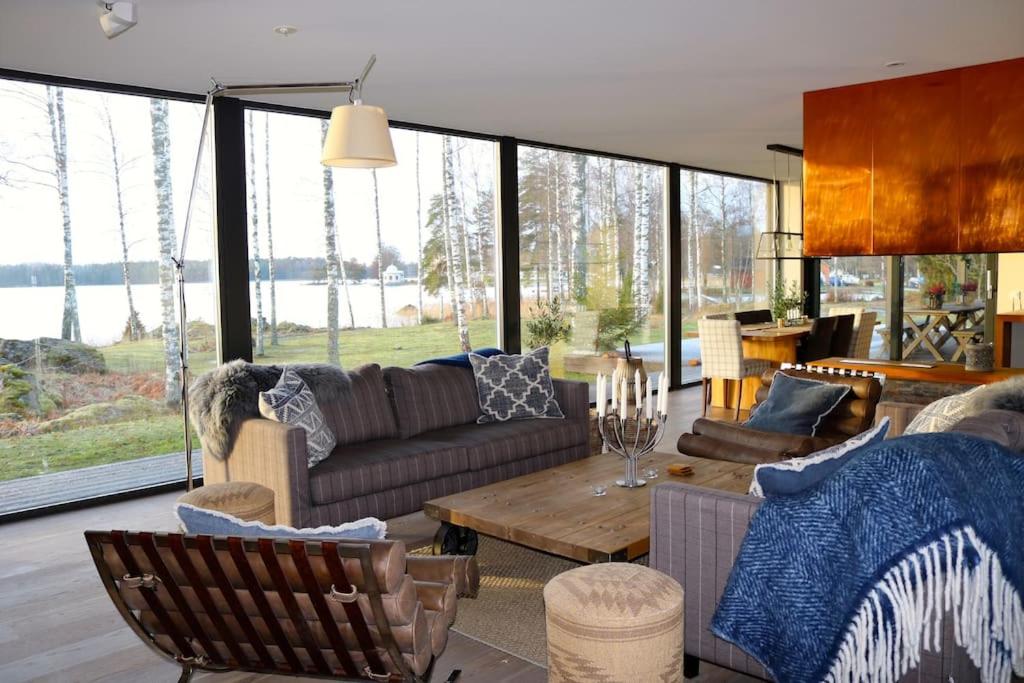 Luxury Lakeside Villa photo 2