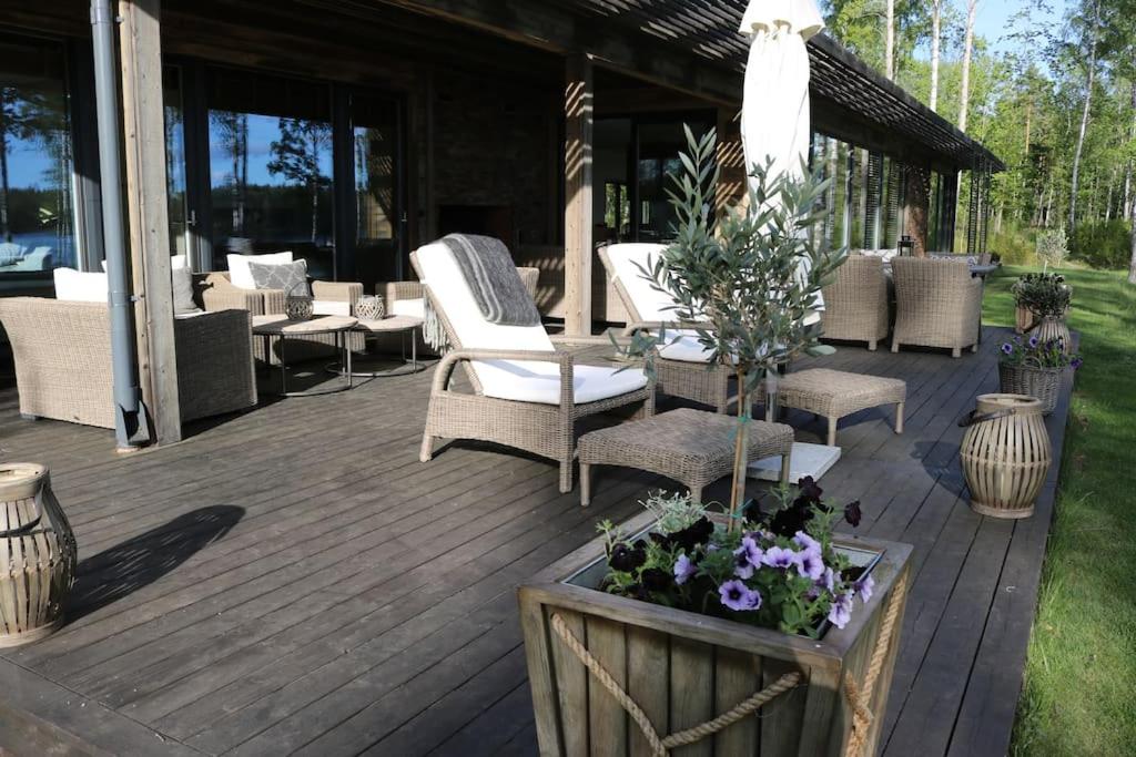Luxury Lakeside Villa photo 3