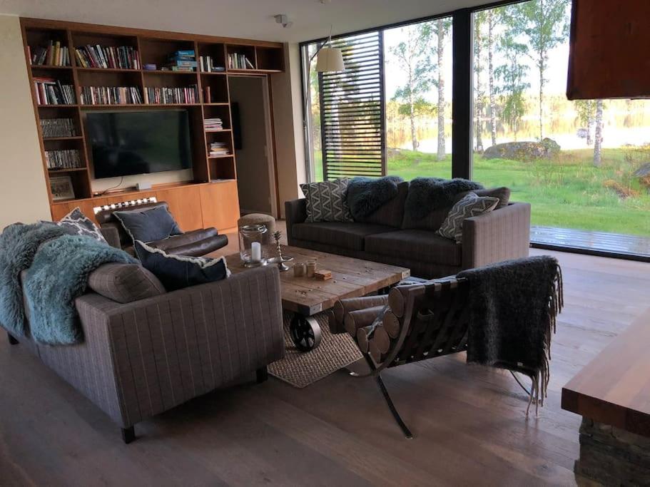 Luxury Lakeside Villa photo 4
