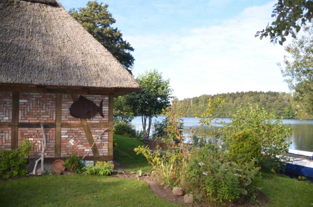 Reetdachkate auf Gestüt Schierensee photo 2