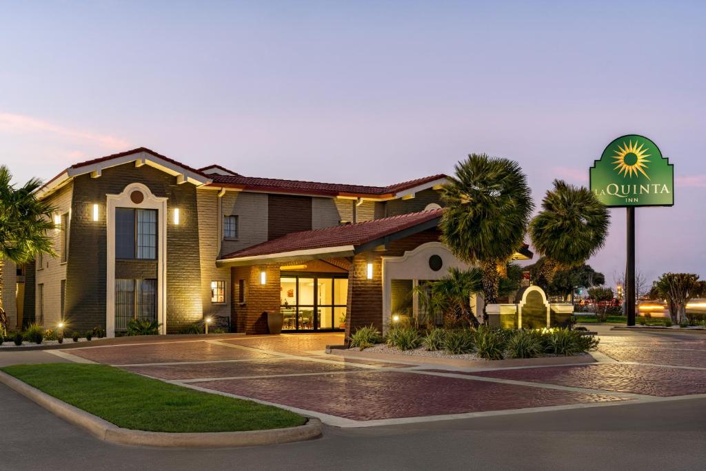 La Quinta Inn by Wyndham Victoria image