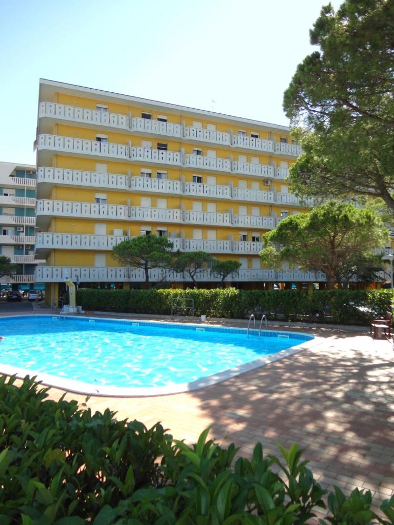 Flat with terrace overlooking the pool photo 2