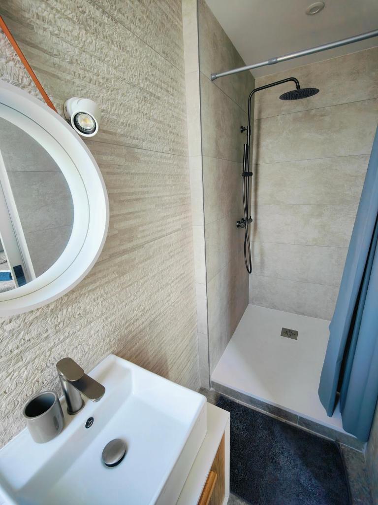 Chambres à louer - Maison spacieuse et centrale - Stationnement privé photo 2