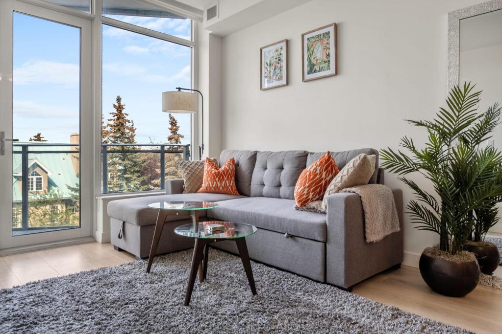 Downtown & Riverside w Walking Trails, FREE Wine, Parking, Gym & Banff Pass! photo 2