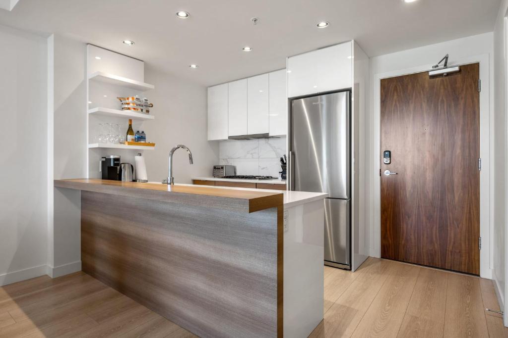 Downtown & Riverside w Walking Trails, FREE Wine, Parking, Gym & Banff Pass! photo 3