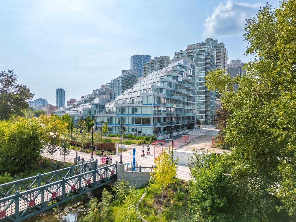 Downtown & Riverside w Walking Trails, FREE Wine, Parking, Gym & Banff Pass! photo 4