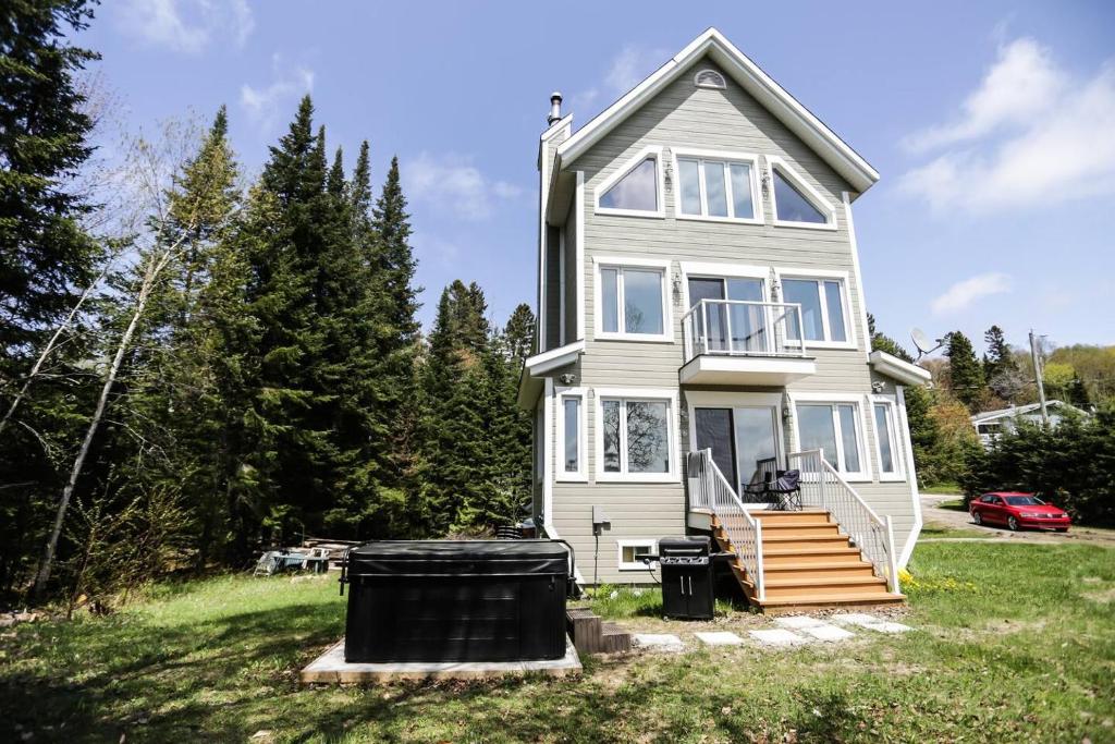 *NEW* Stunning Waterfront Bright Chalet with Spa photo 1
