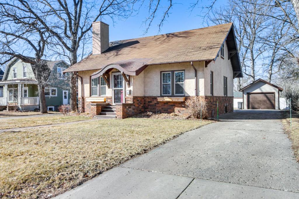 Spacious Detroit Lakes Home Walk to Downtown! photo 2