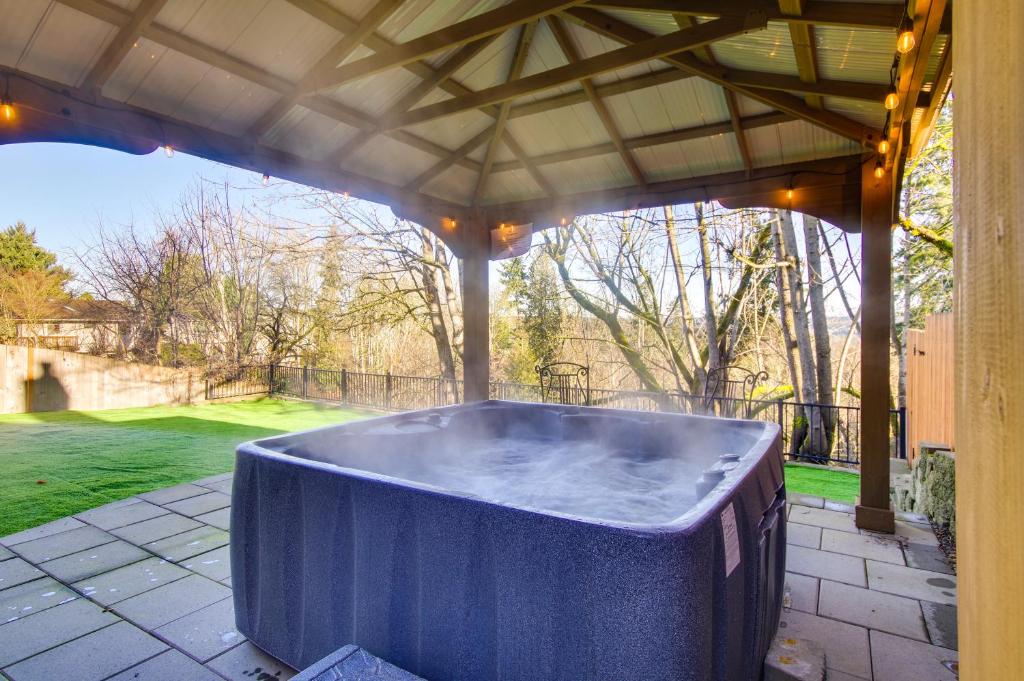 Modern Woodinville Home with Hot Tub and Sauna! photo 2