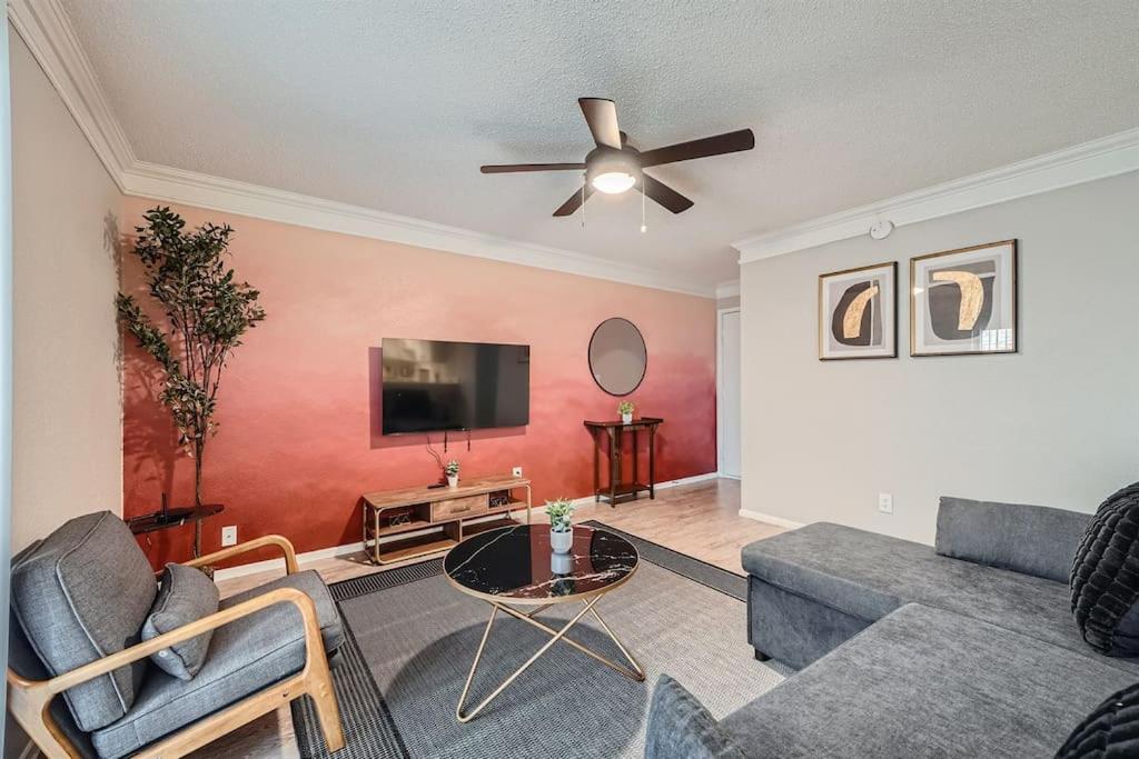 Your Chill 2B Getaway - 10min to DTWN - W/D, Pool, Prkg image