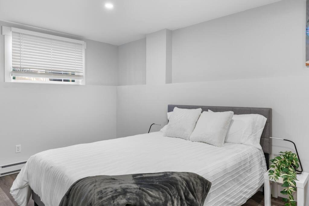 Stylish 1BR Duplex w/Free Parking & Wi-Fi photo 2