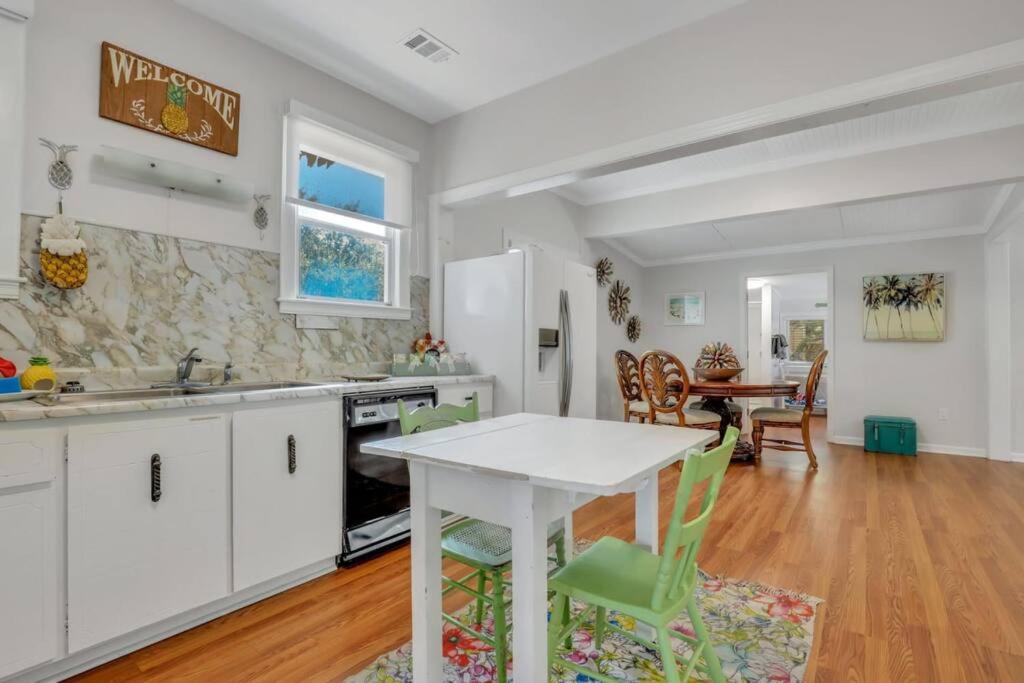 Pineapple by the Sea, 3 BR home, STEPS to Beach photo 2