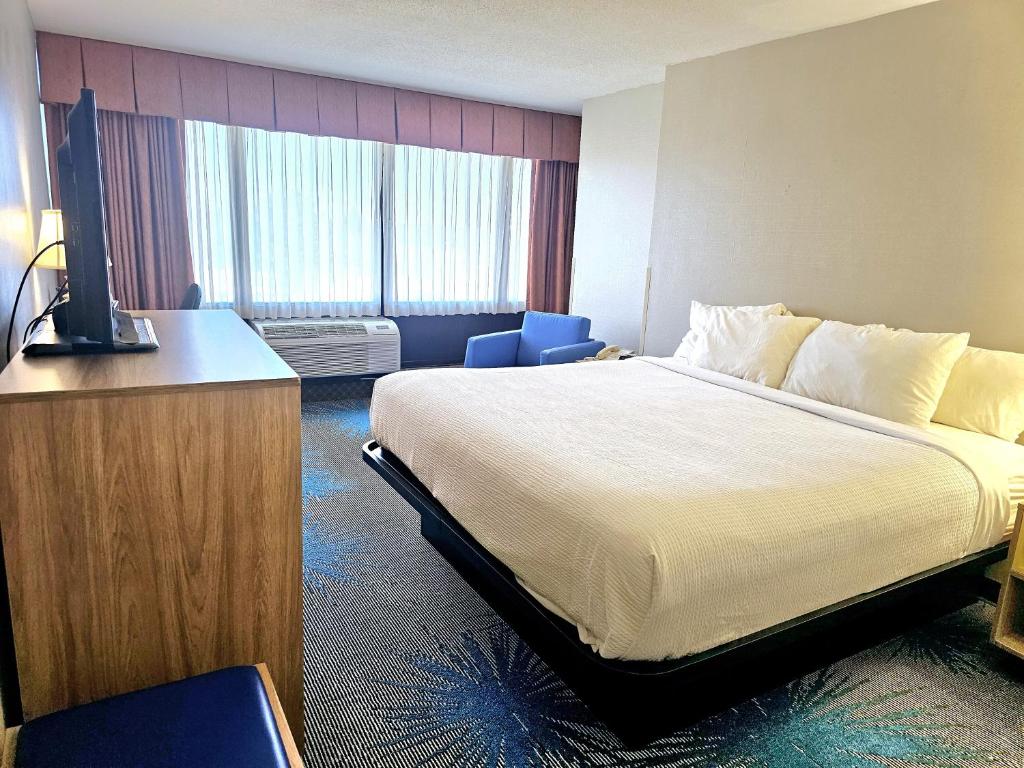 Days Inn by Wyndham Rolla - Tap to explore photos